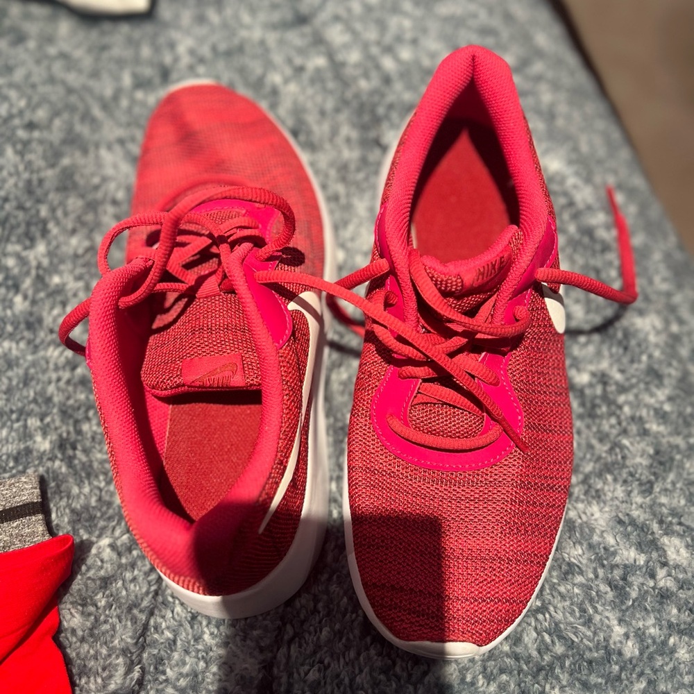 NWT💫✨Stylish Pink Women's Nike “Frees” Sneakers